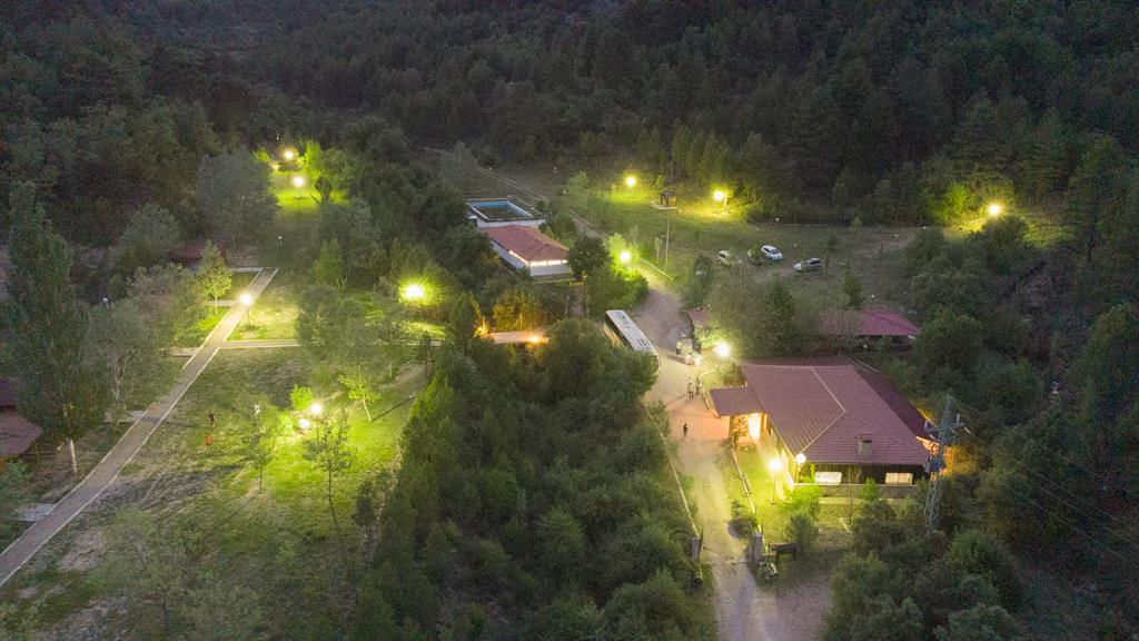 Vista nocturna de Campamento Alto Tajo