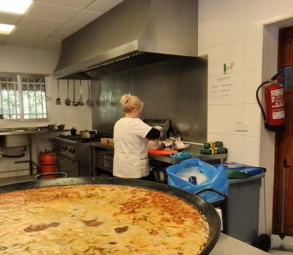 Una rica paella cocinándose