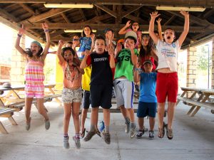 NIños saltando y riendo en una actividad del campamento de verano en inglés summer camp alto tajo